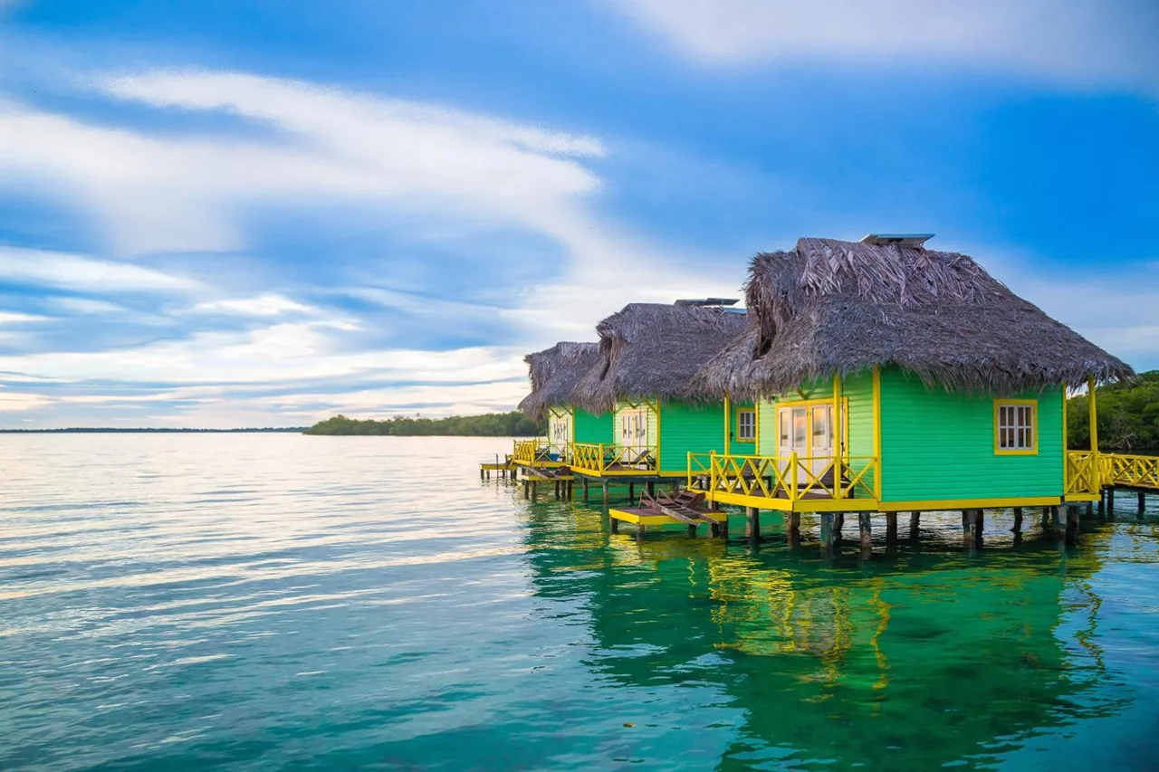 Punta Caracol Acqua Lodge — ภาพห้องพักและบรรยากาศ