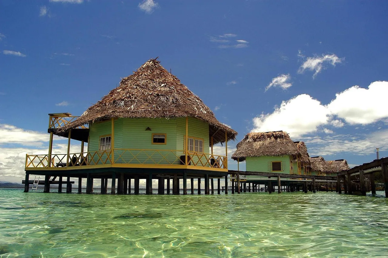 Punta Caracol Acqua Lodge — ภาพห้องพักและบรรยากาศ