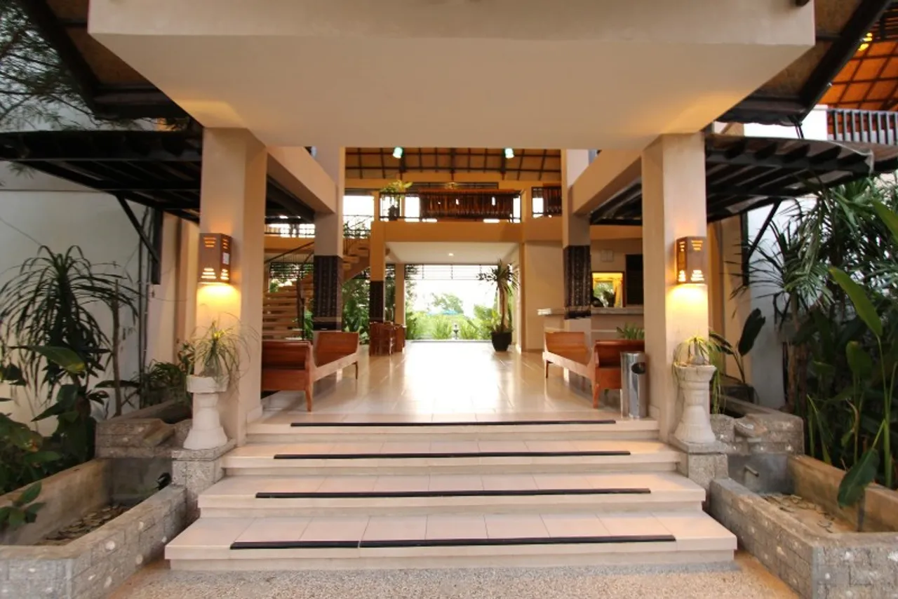 Puri Sari Beach Hotel — rooms and atmosphere