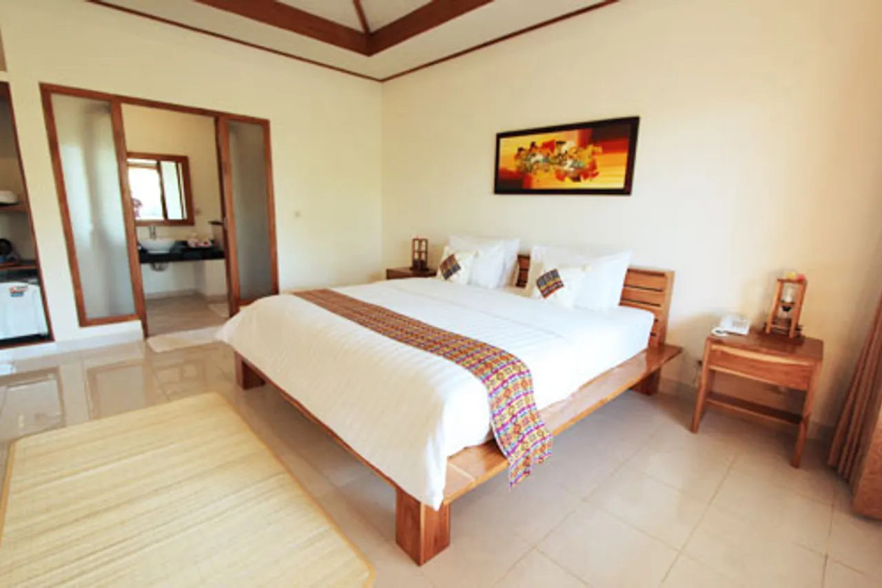 Puri Sari Beach Hotel — rooms and atmosphere