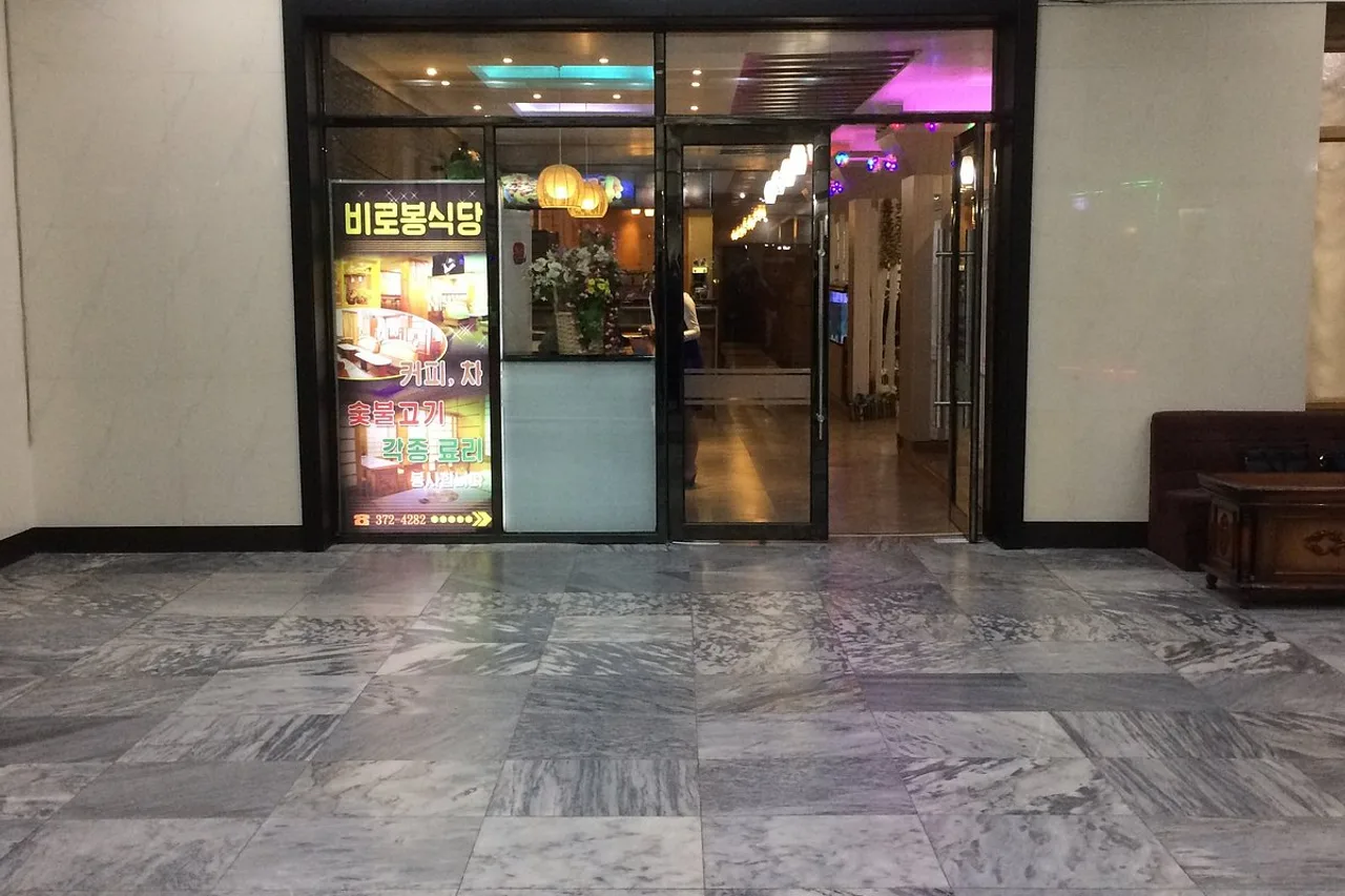 Pyongyang Hotel — rooms and atmosphere
