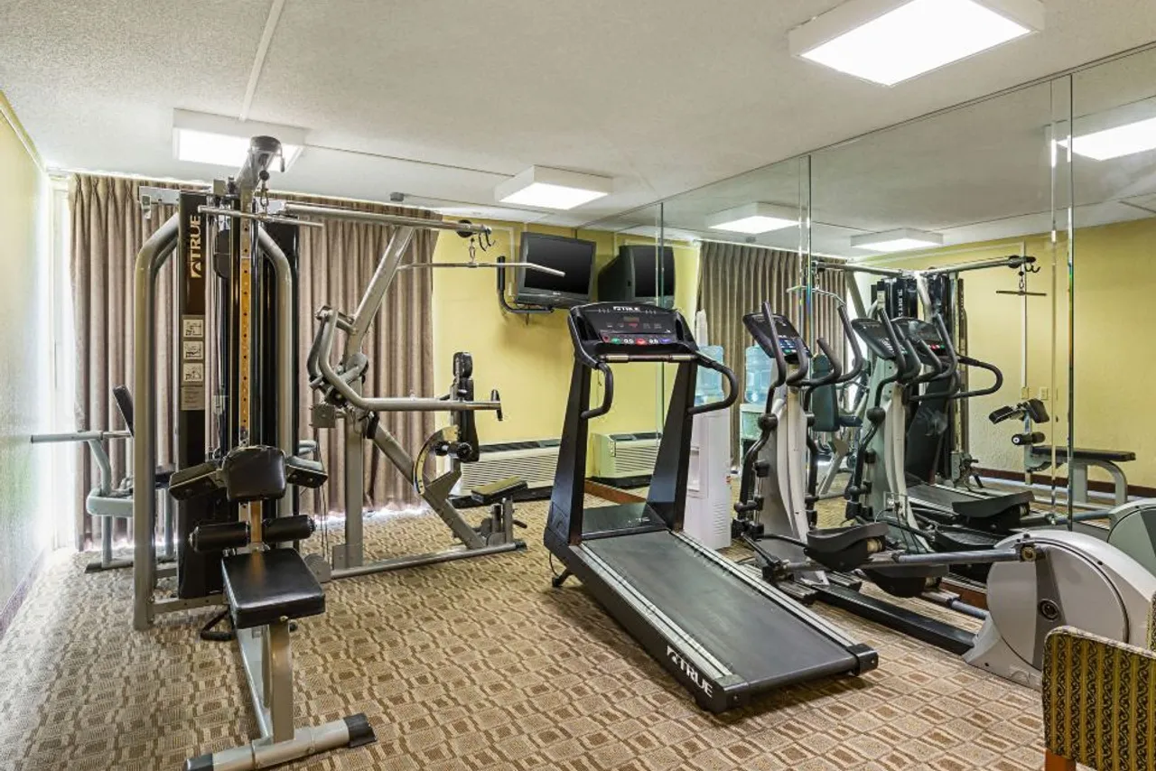 Quality Inn & Suites NRG Park - Medical Center — rooms and atmosphere
