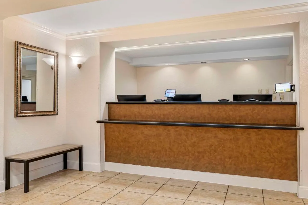 Quality Inn & Suites NRG Park - Medical Center — rooms and atmosphere