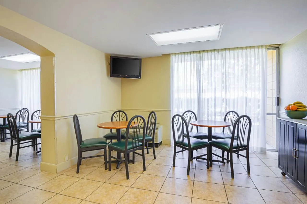 Quality Inn & Suites NRG Park - Medical Center — rooms and atmosphere