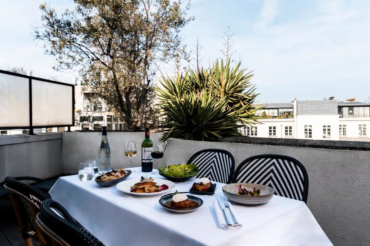Radisson Blu Hotel Champs-Élysées — rooms and atmosphere