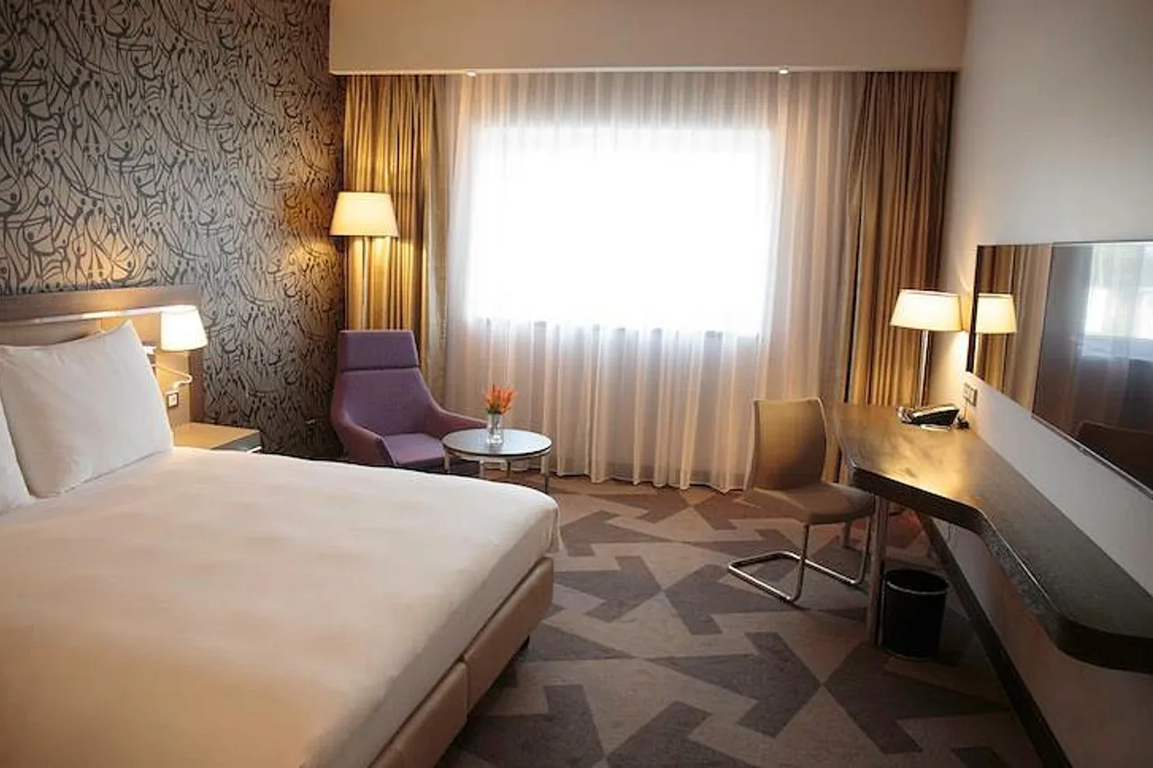 Radisson Blu Hotel, Abidjan Airport — rooms and atmosphere