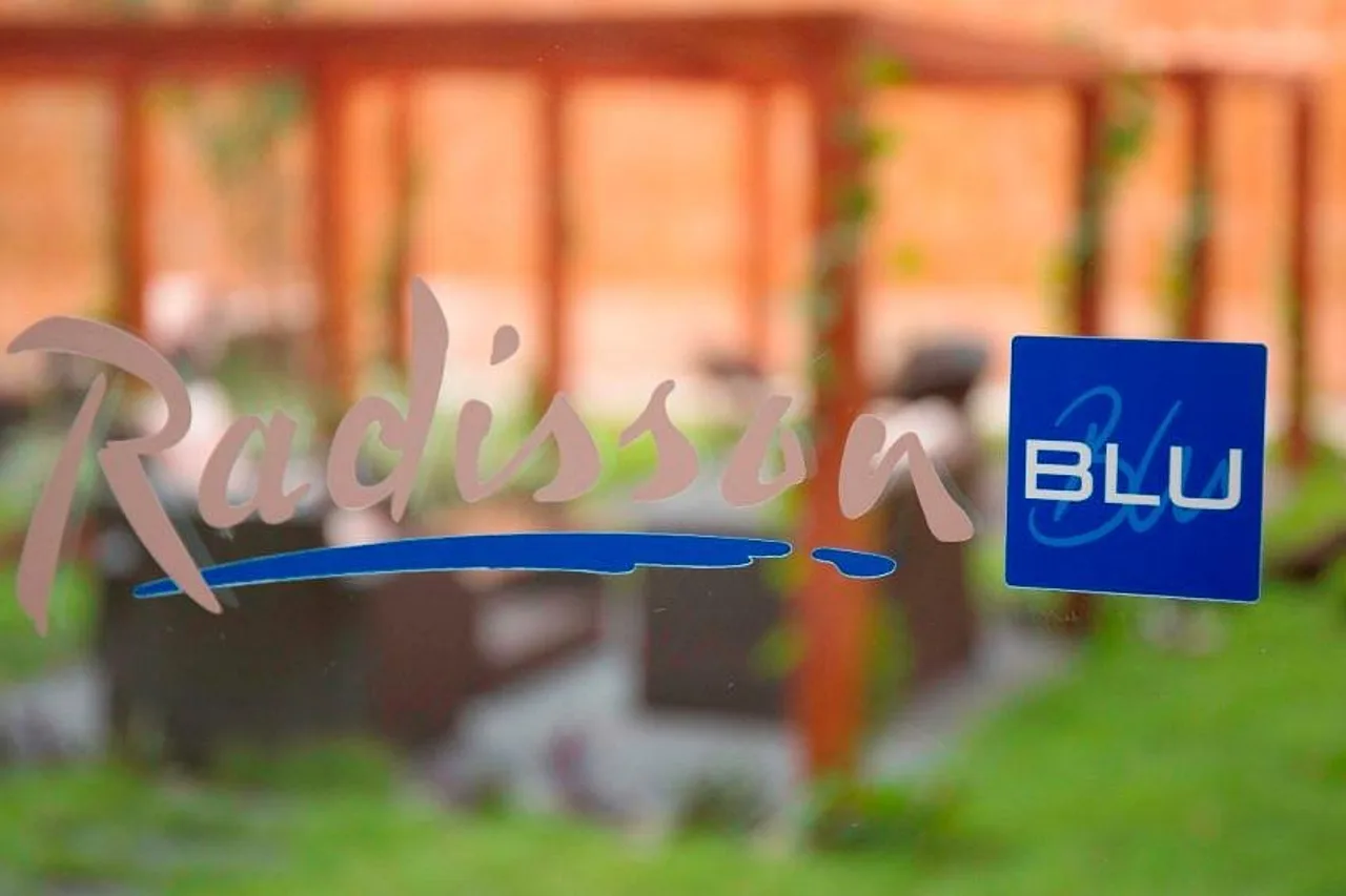 Radisson Blu Hotel, Abidjan Airport — rooms and atmosphere