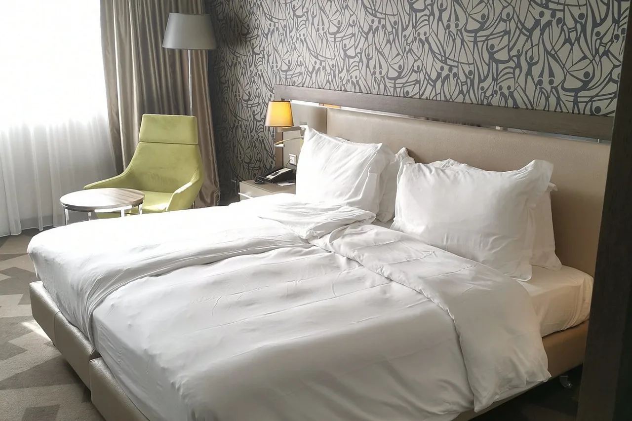 Radisson Blu Hotel, Abidjan Airport — rooms and atmosphere