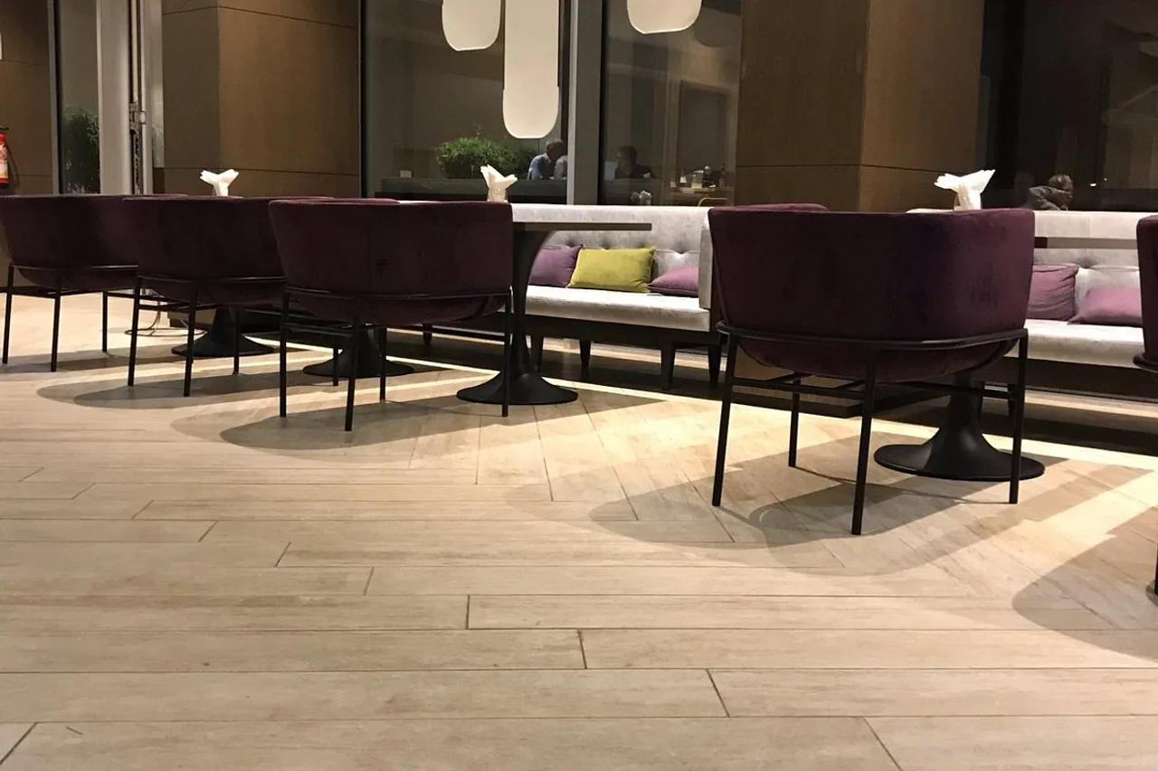 Radisson Blu Hotel, Abidjan Airport — rooms and atmosphere
