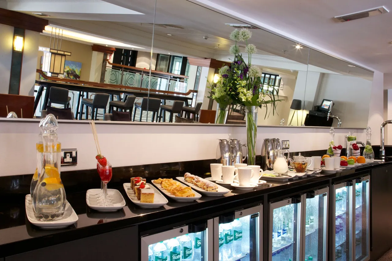 Radisson Blu Hotel Leeds City Centre — rooms and atmosphere