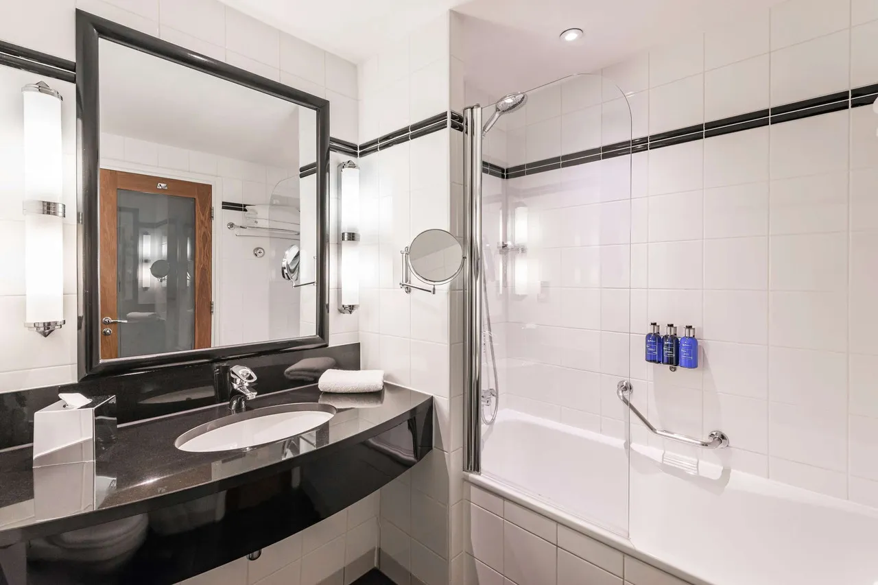 Radisson Blu Hotel Leeds City Centre — rooms and atmosphere