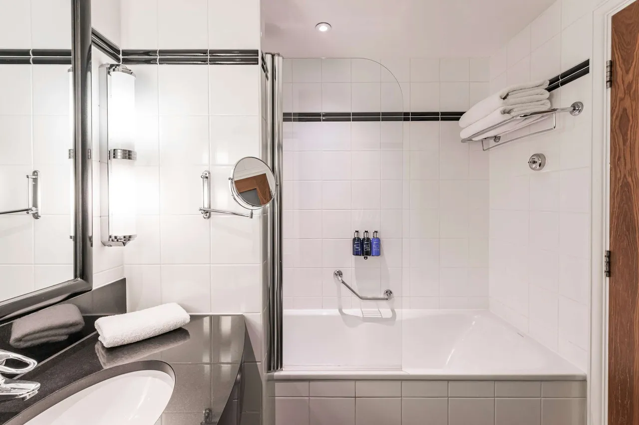 Radisson Blu Hotel Leeds City Centre — rooms and atmosphere