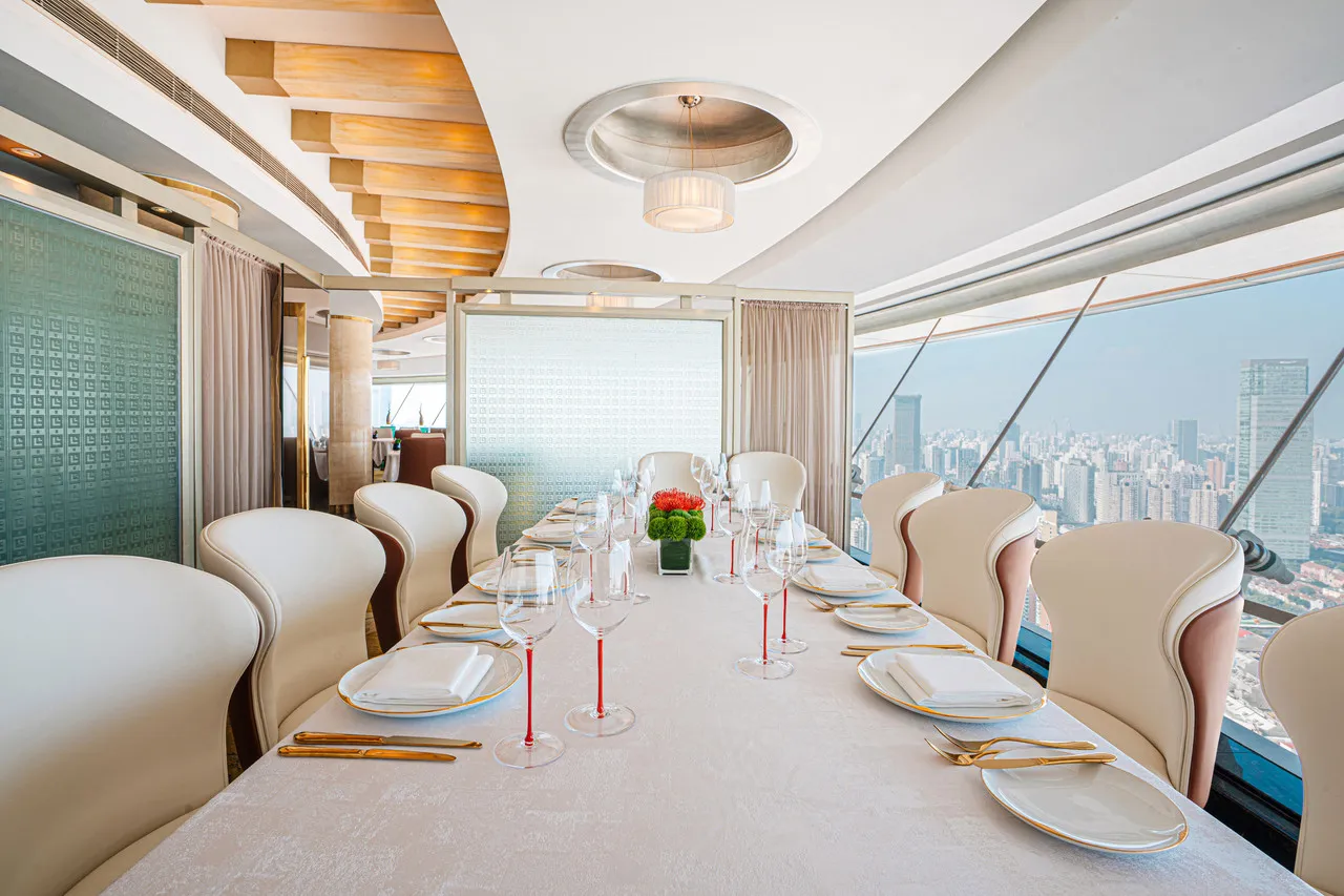 Radisson Blu Hotel Shanghai New World — rooms and atmosphere