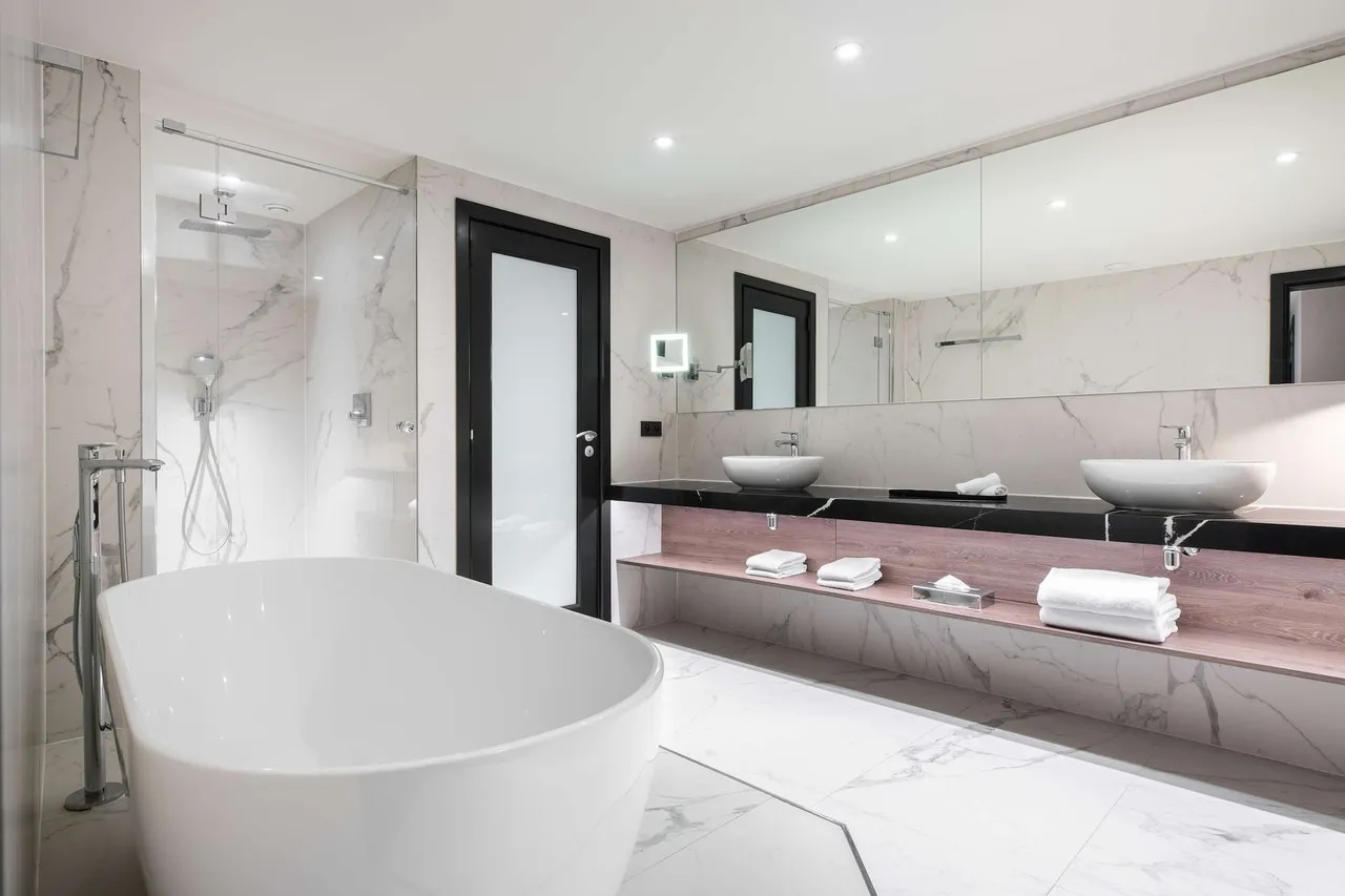 Radisson Collection Grand Place Brussels — rooms and atmosphere
