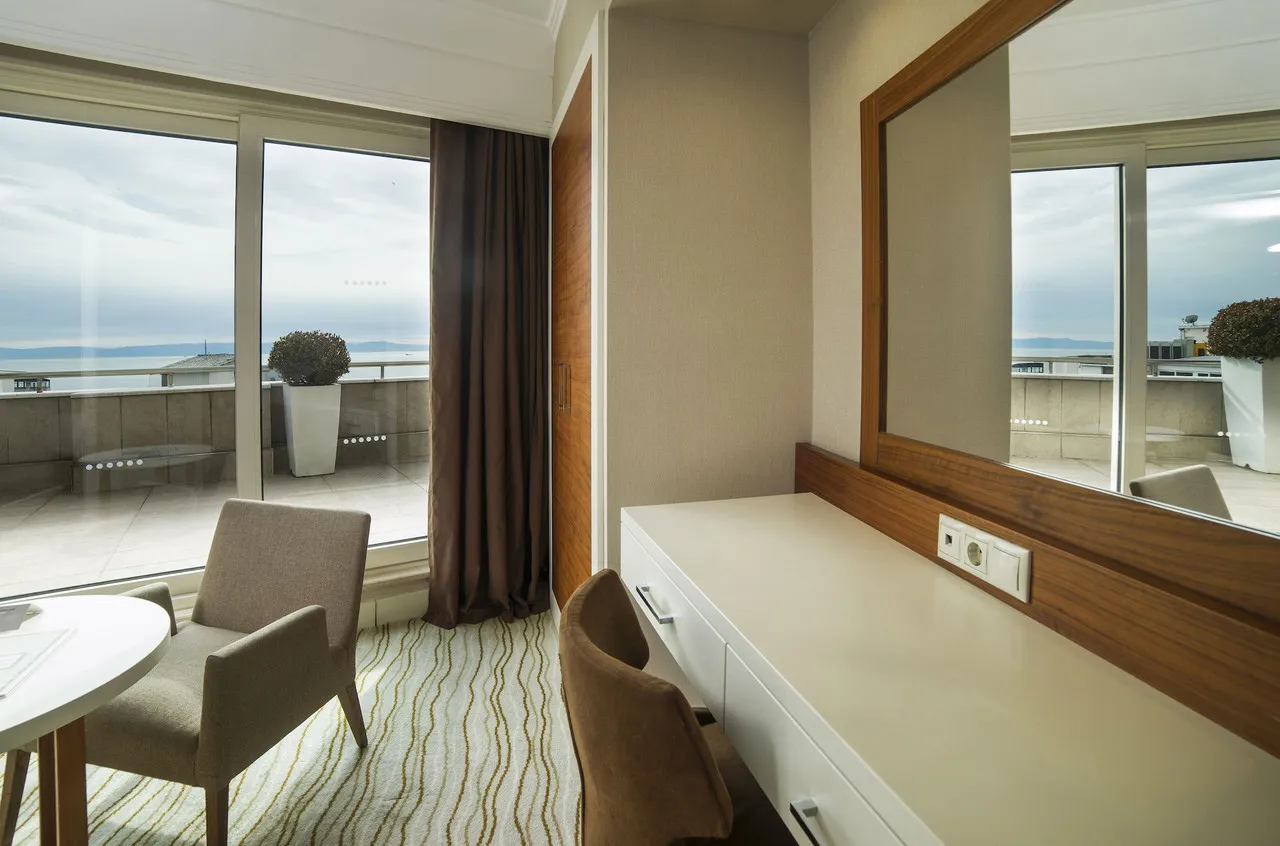 Radisson Hotel President Old Town Istanbul — rooms and atmosphere