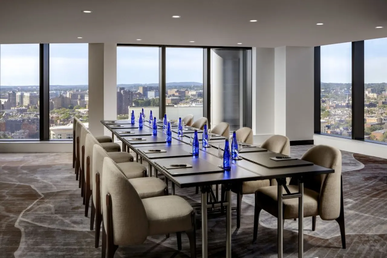Raffles Boston — rooms and atmosphere
