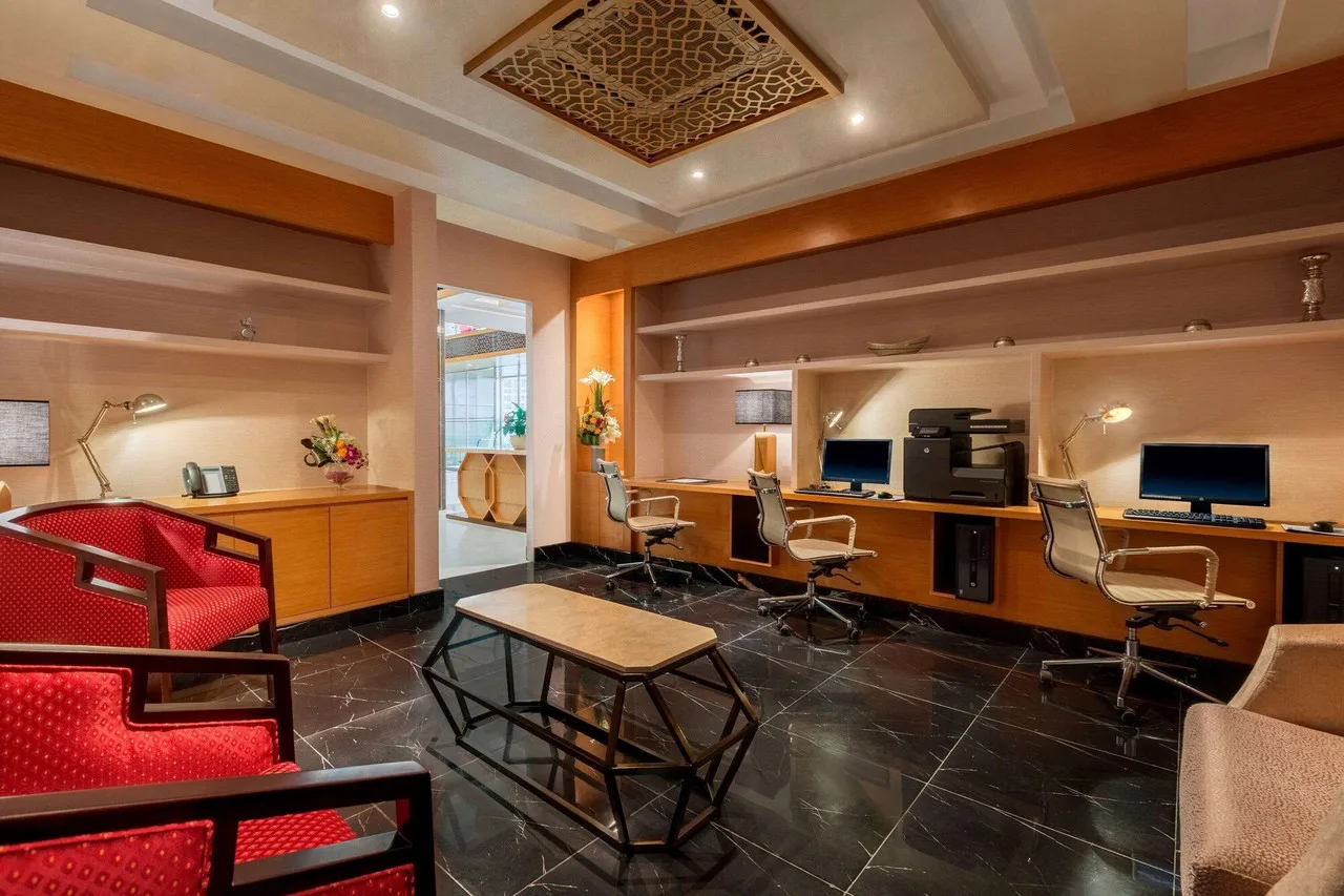 Ramada Hotel & Suites by Wyndham Amwaj Islands — ภาพห้องพักและบรรยากาศ