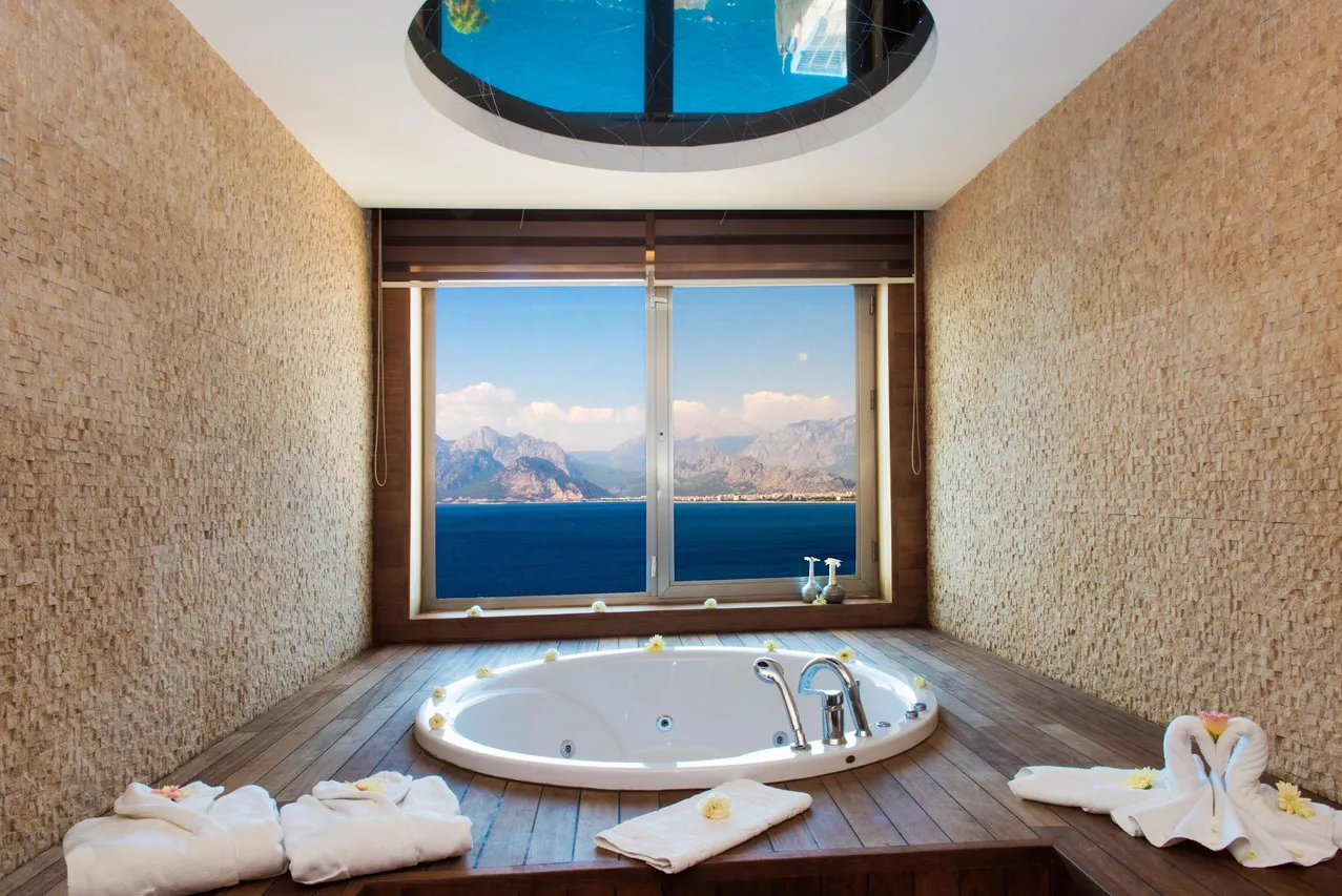 Ramada Plaza by Wyndham Antalya — rooms and atmosphere