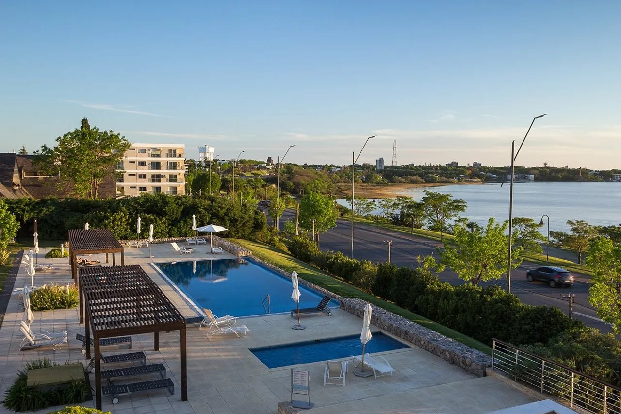 Real Colonia Hotel & Suites — ภาพห้องพักและบรรยากาศ