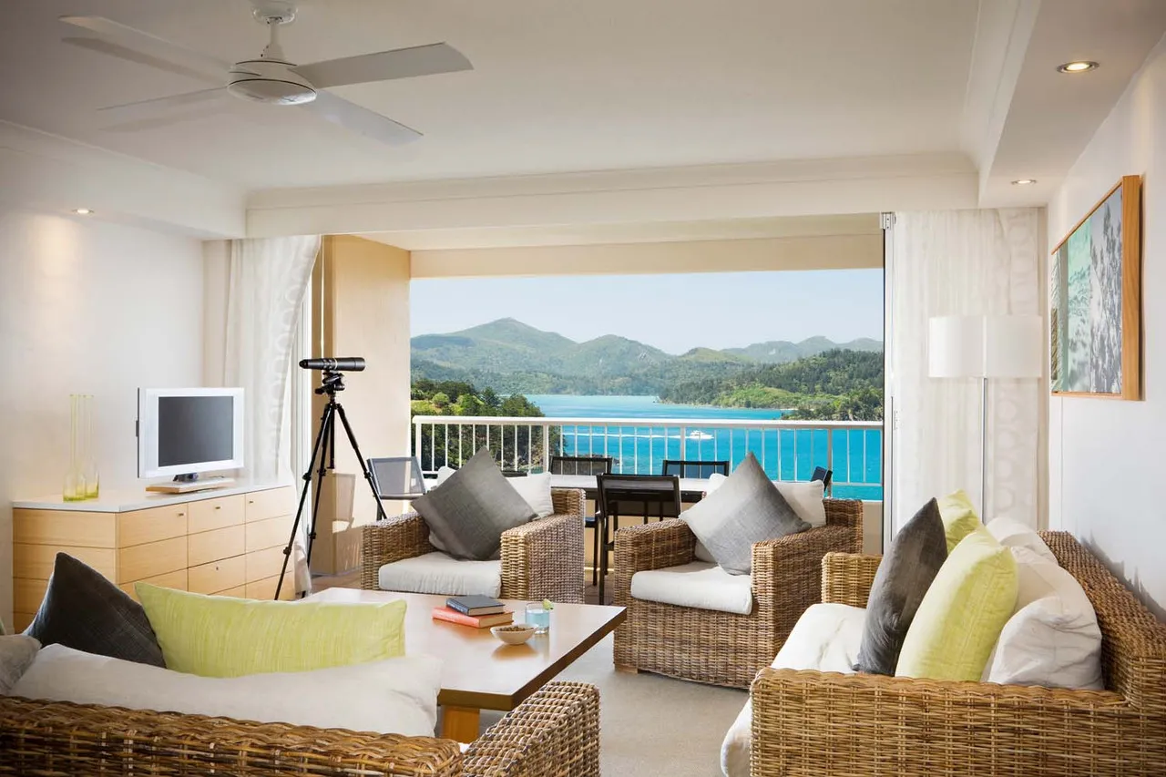 Reef View Hotel — rooms and atmosphere
