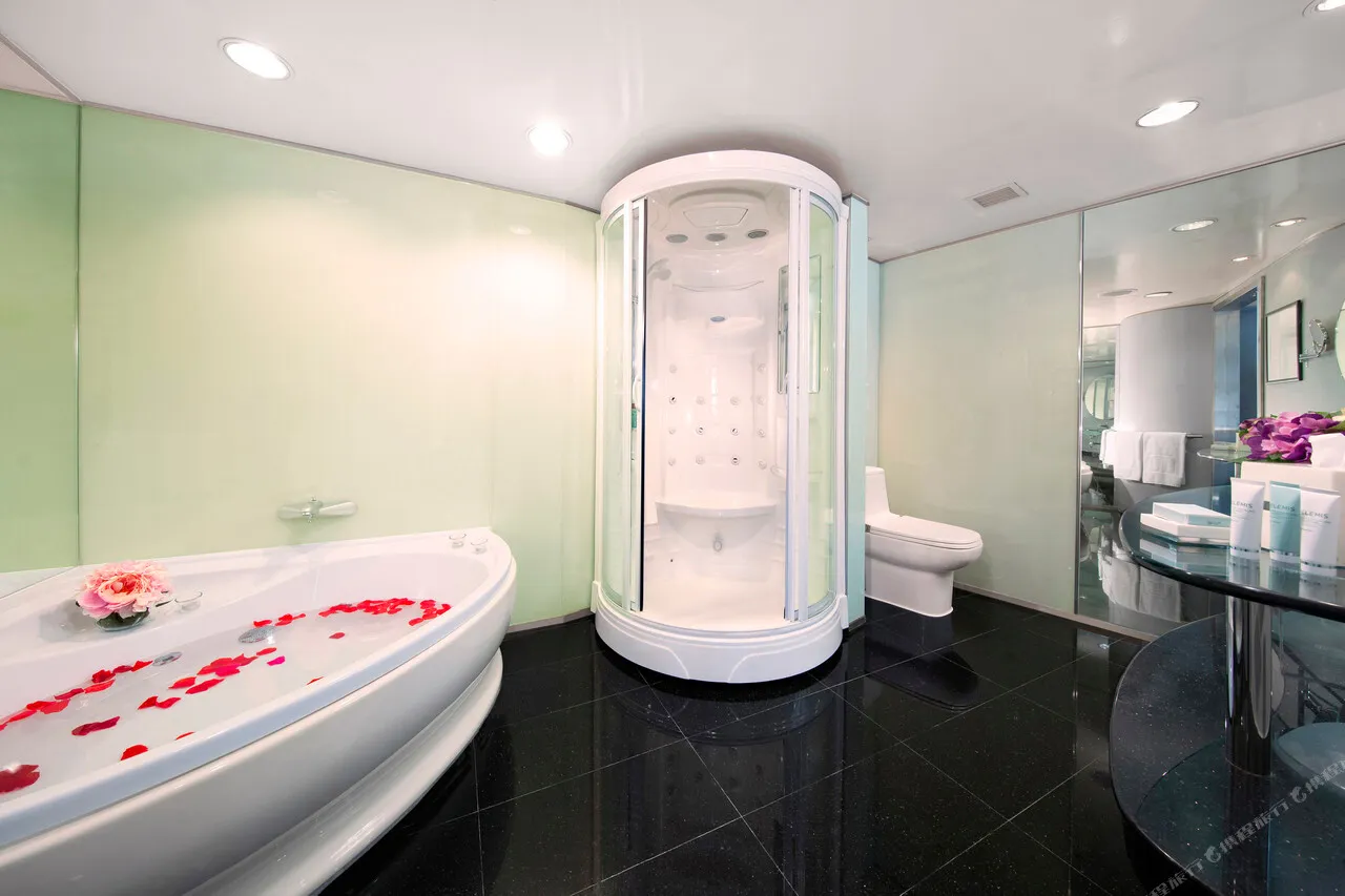 Regal Airport Hotel — rooms and atmosphere