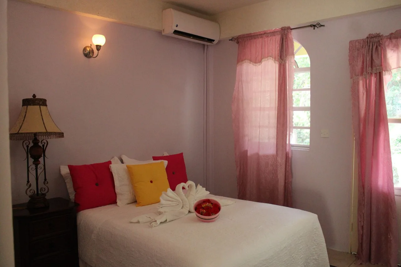 Rejens Hotel — ภาพห้องพักและบรรยากาศ