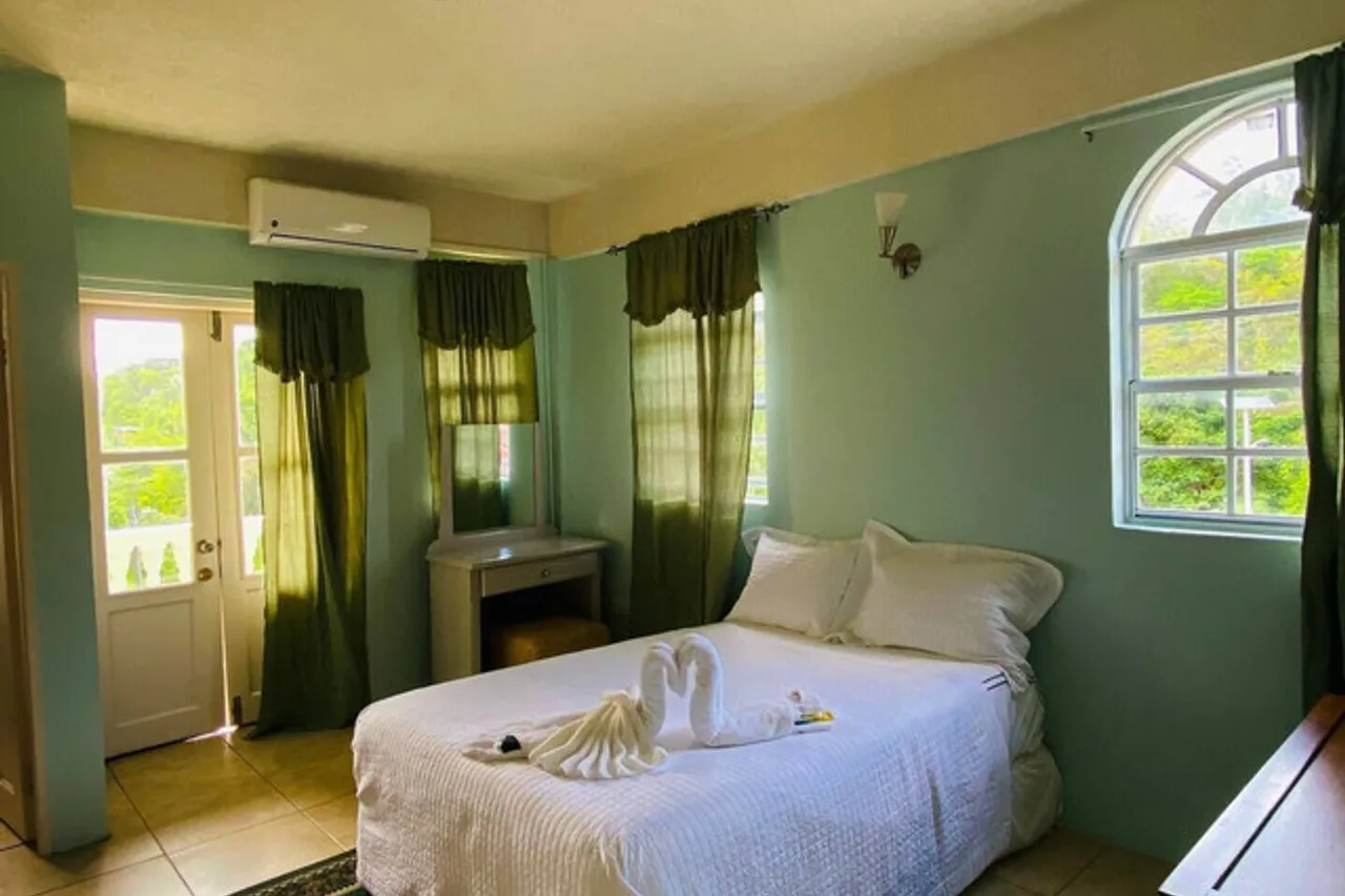 Rejens Hotel — ภาพห้องพักและบรรยากาศ