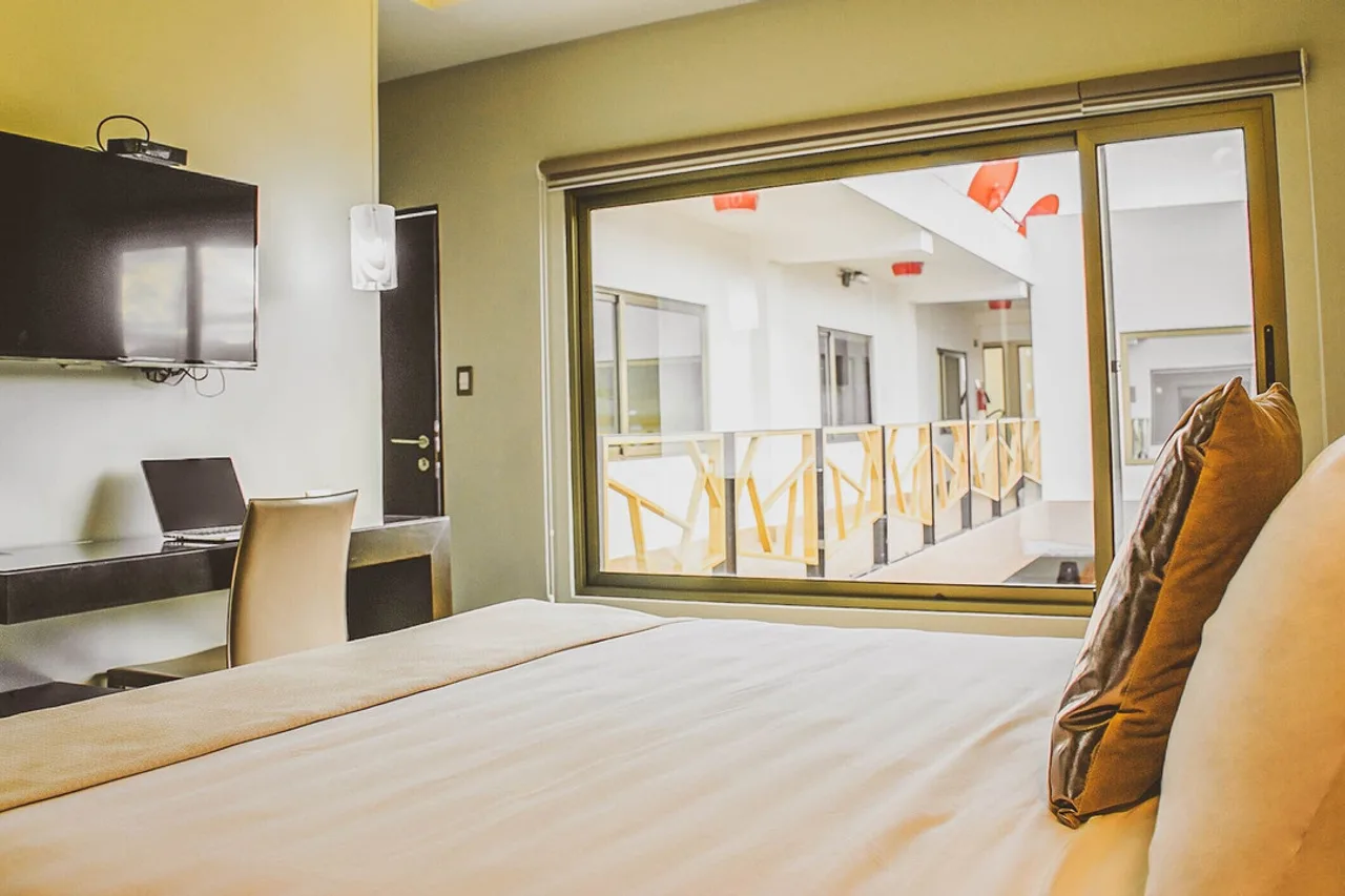 โรงแรม Remfort Hotel Downtown Santa Ana