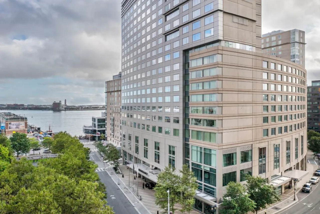 Renaissance Boston Seaport District — rooms and atmosphere