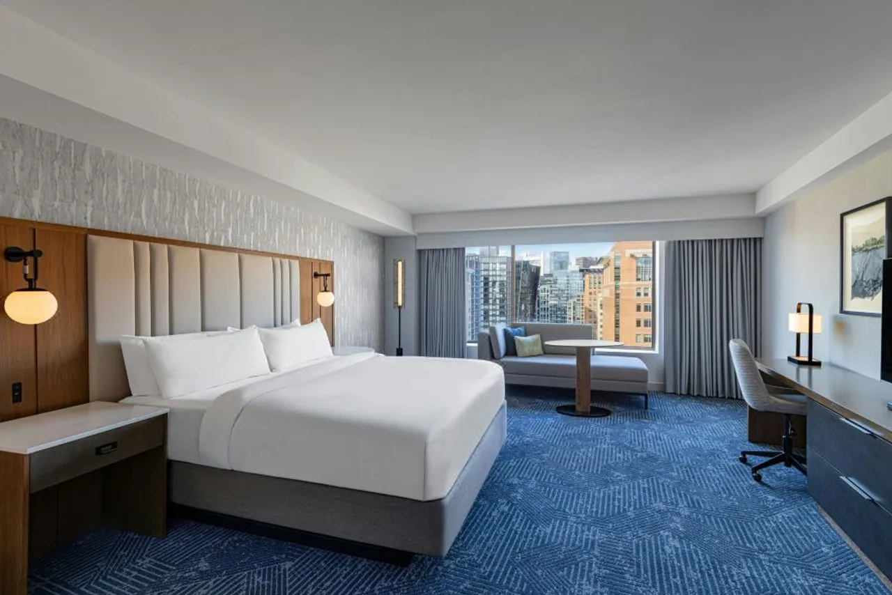 Renaissance Boston Seaport District — rooms and atmosphere