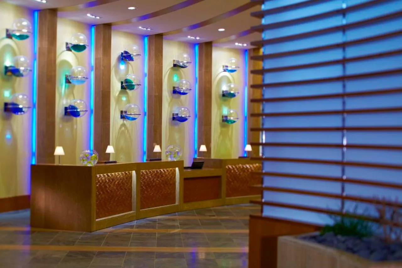 Renaissance Boston Seaport District — rooms and atmosphere