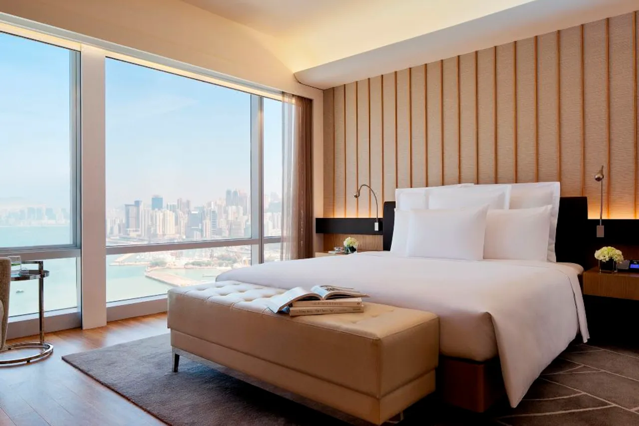 Renaissance Hong Kong Harbour View Hotel — rooms and atmosphere