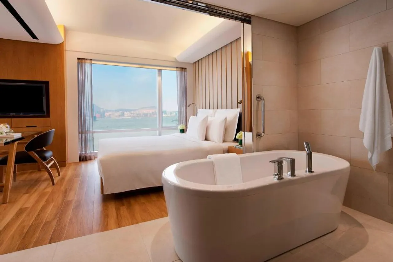Renaissance Hong Kong Harbour View Hotel — rooms and atmosphere