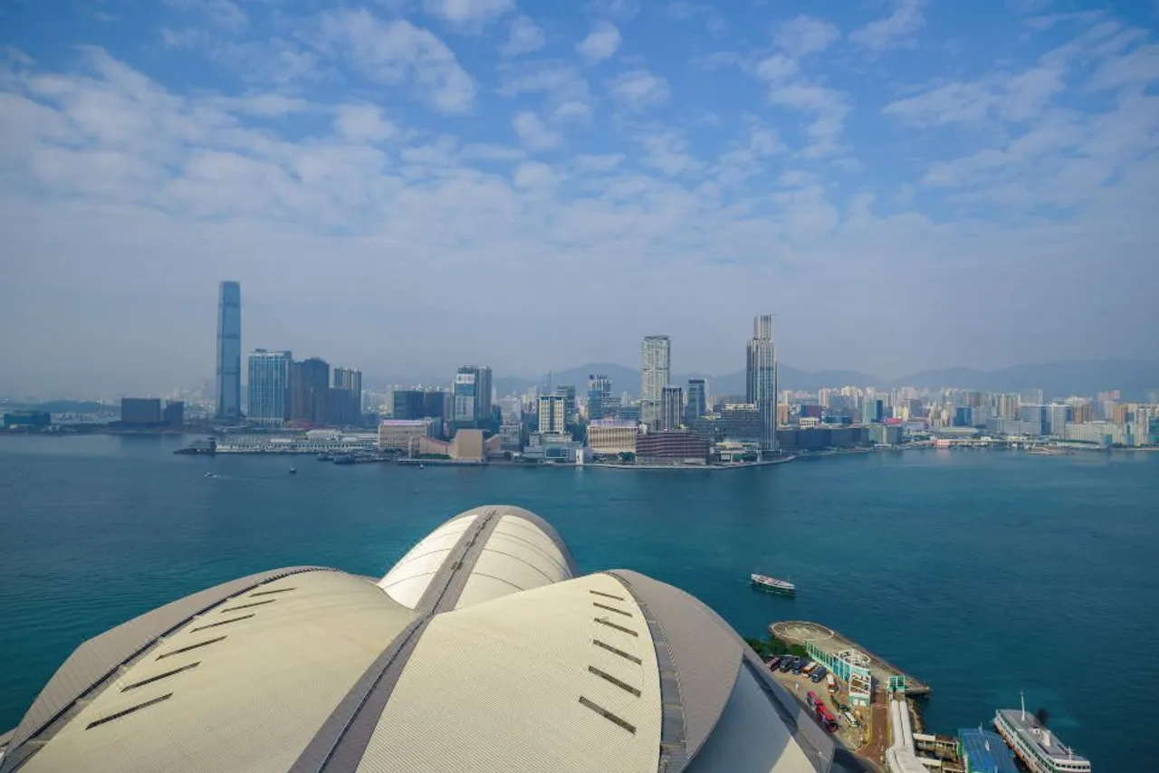 Renaissance Hong Kong Harbour View Hotel — rooms and atmosphere