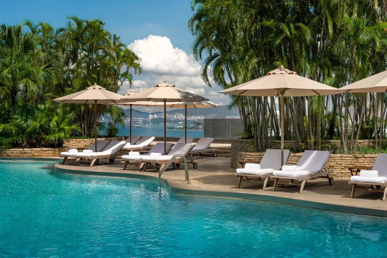 Renaissance Hong Kong Harbour View Hotel — rooms and atmosphere