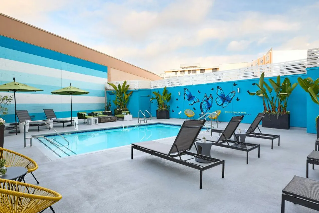Renaissance Los Angeles Airport Hotel — rooms and atmosphere