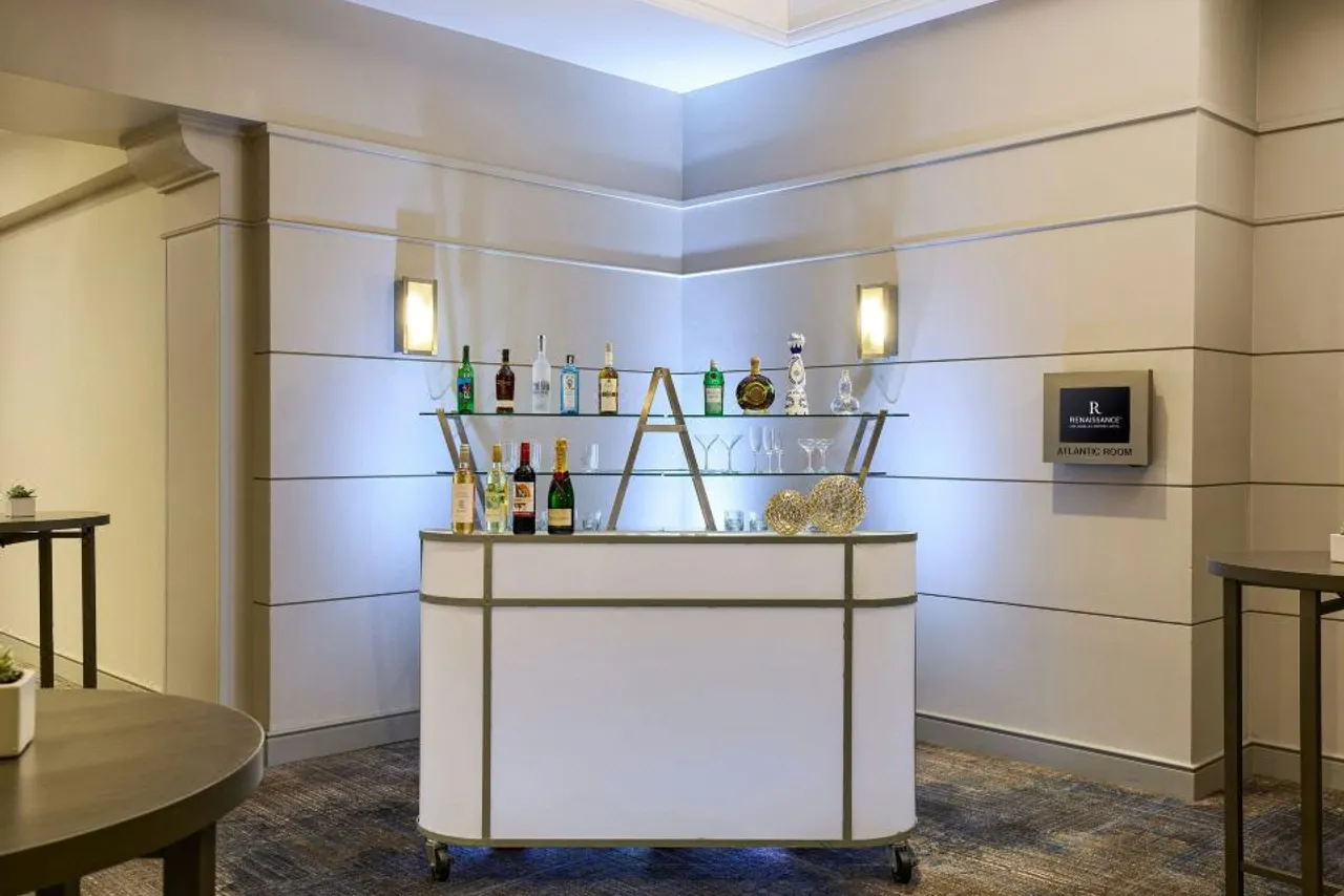 Renaissance Los Angeles Airport Hotel — rooms and atmosphere