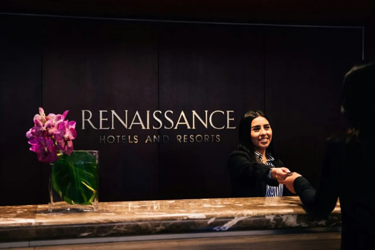 Renaissance Los Angeles Airport Hotel — rooms and atmosphere