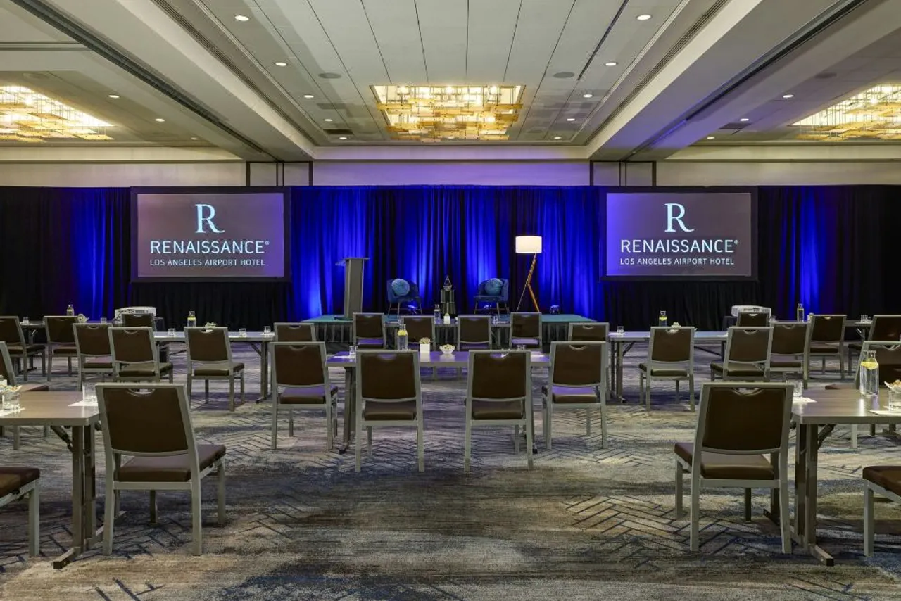 Renaissance Los Angeles Airport Hotel — rooms and atmosphere