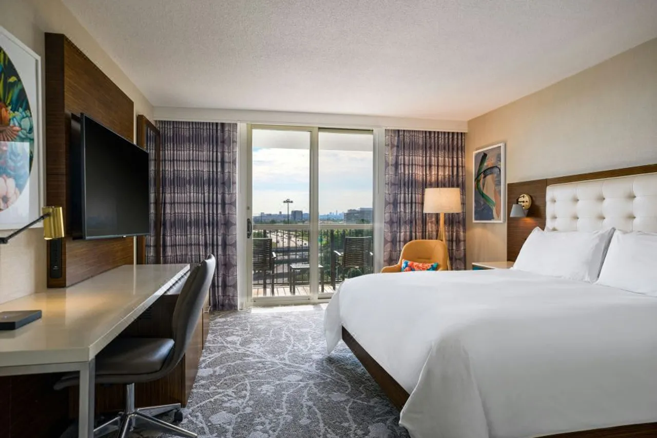 Renaissance Meadowlands Hotel — rooms and atmosphere