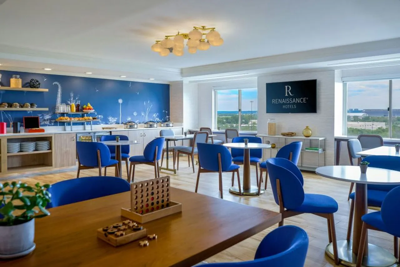 Renaissance Meadowlands Hotel — rooms and atmosphere