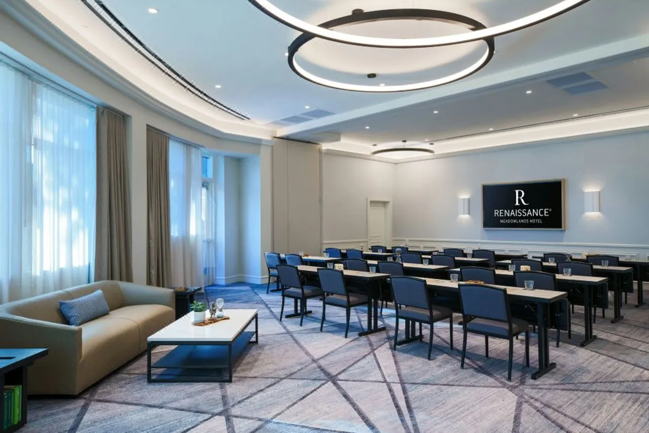 Renaissance Meadowlands Hotel — rooms and atmosphere