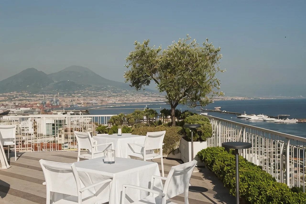 Renaissance Naples Hotel Mediterraneo — ภาพห้องพักและบรรยากาศ