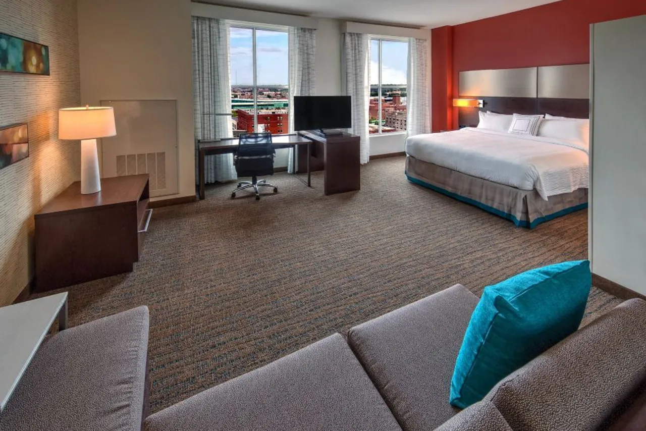 Residence Inn by Marriott Kansas City Downtown/Convention Center — rooms and atmosphere