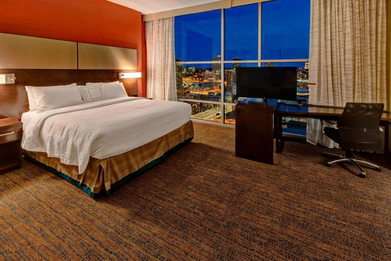 Residence Inn by Marriott Kansas City Downtown/Convention Center — rooms and atmosphere