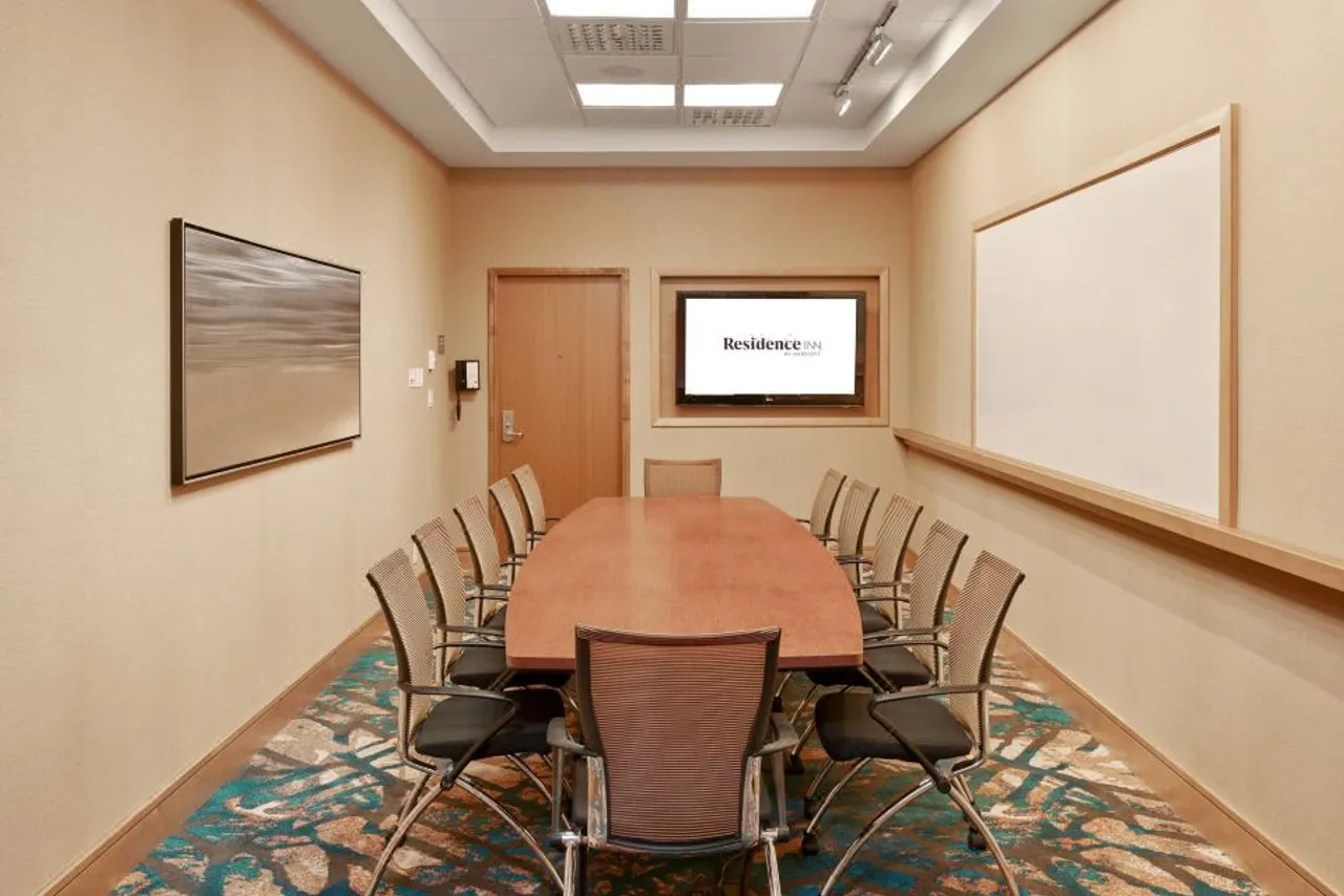 Residence Inn by Marriott Vancouver Downtown — rooms and atmosphere