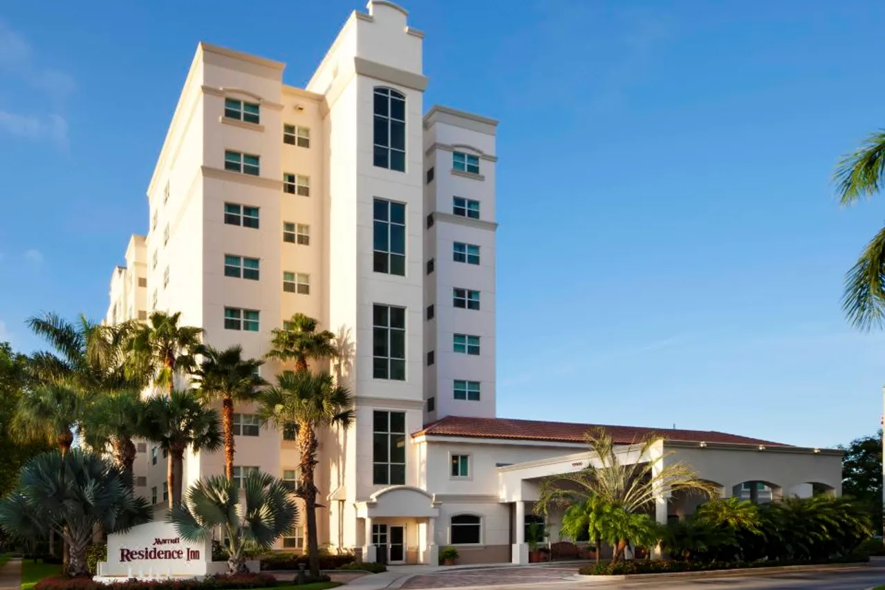 Residence Inn by Marriott Miami Aventura Mall — rooms and atmosphere