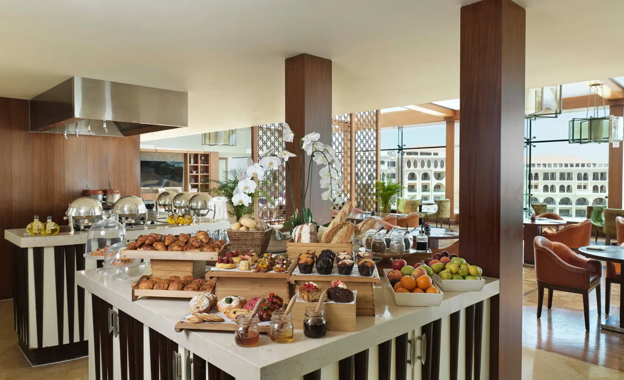 The Ritz-Carlton Abu Dhabi, Grand Canal — ภาพห้องพักและบรรยากาศ