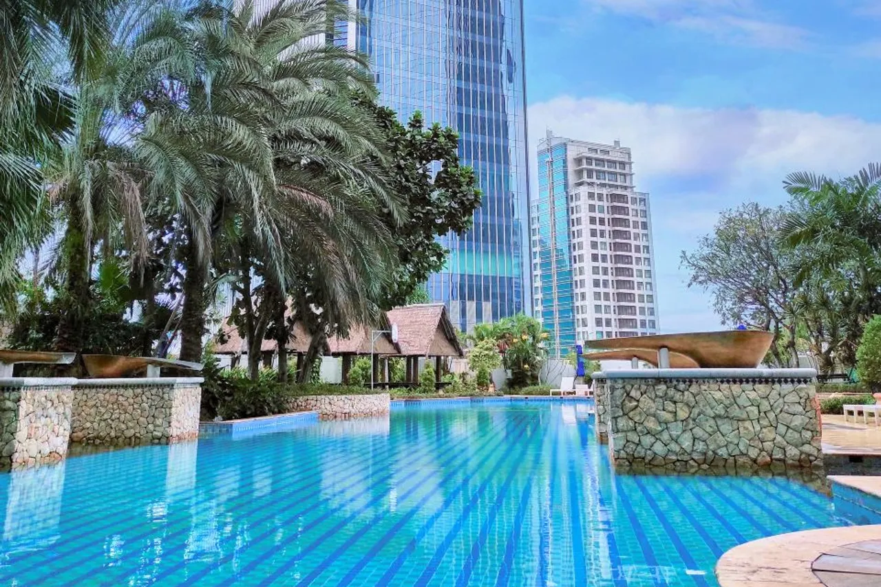 The Ritz-Carlton Jakarta, Mega Kuningan — rooms and atmosphere