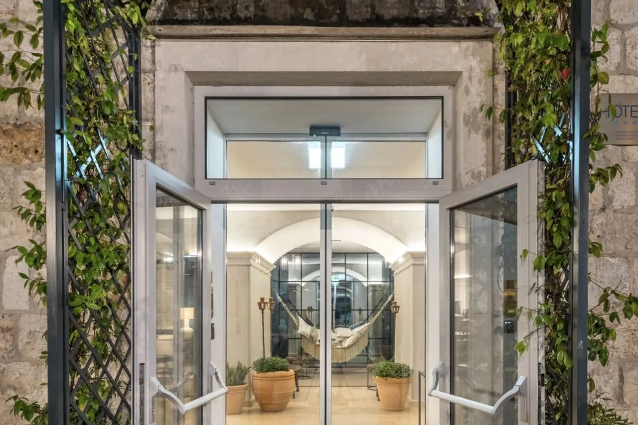 Riva Marina Hvar Hotel — rooms and atmosphere